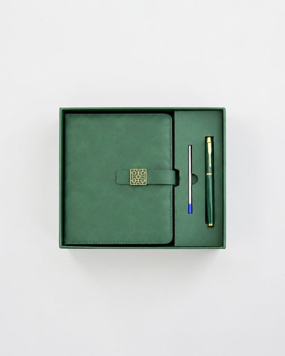 Set elegant cu agendă verde și pix metalic, ambalate într-o cutie premium de cadou.