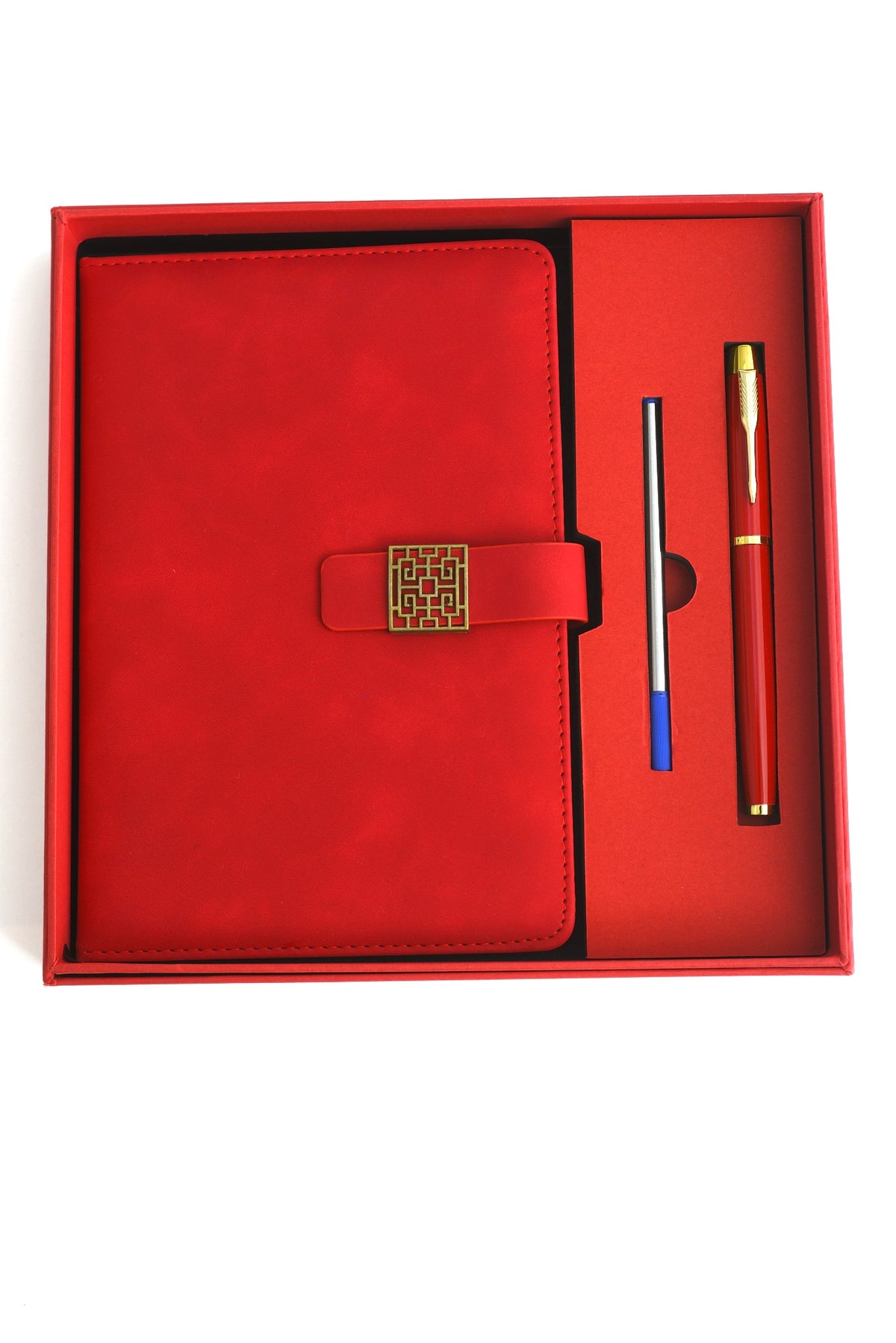 Set elegant cu agendă roșie și pix metalic, ambalate într-o cutie premium de cadou.
