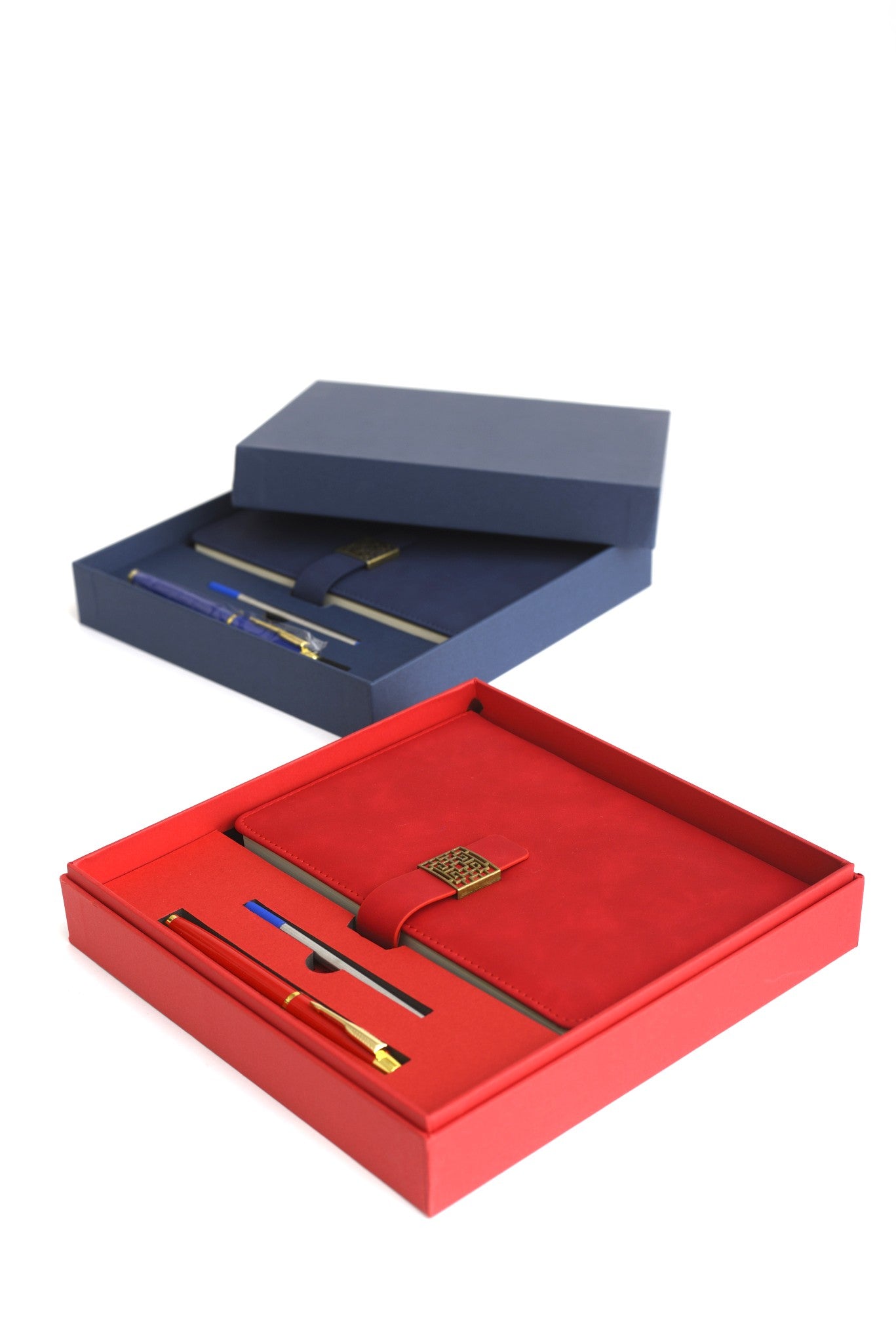 Set elegant cu agendă roșie și bleumarin și pix metalic, ambalate într-o cutie premium de cadou.