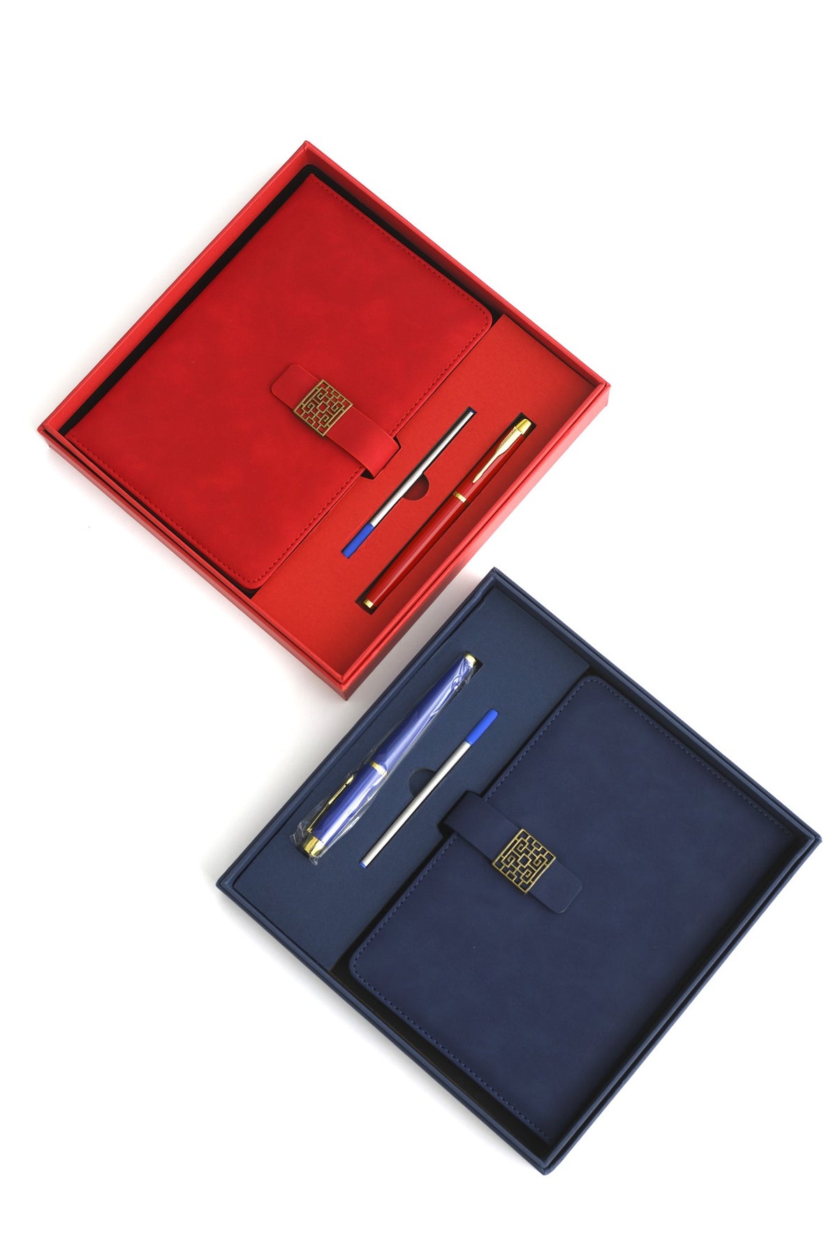 Set complet cu agendă și pix, în culori elegante, cu detalii aurii și ambalaj premium.