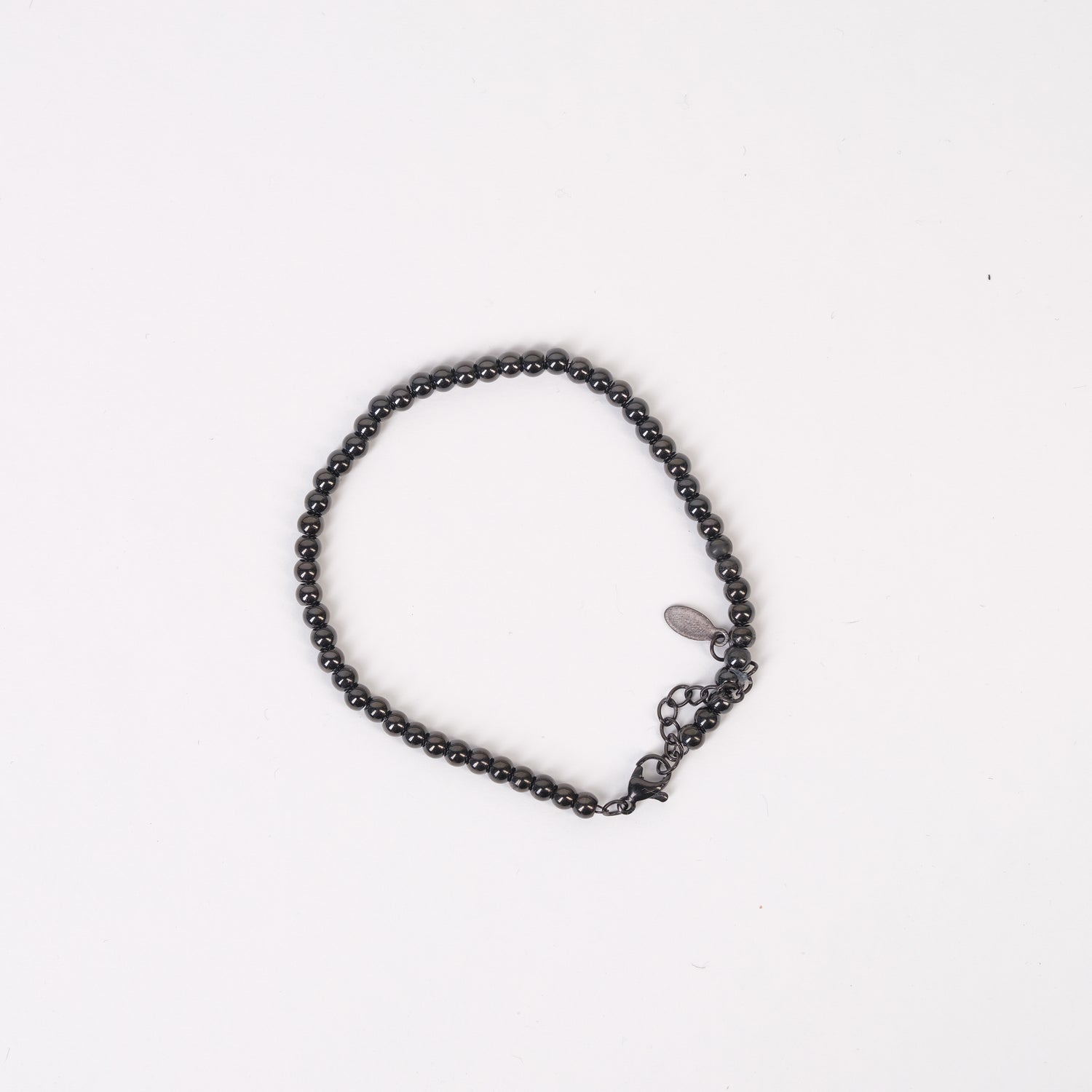 Set de brățări din mărgele metalice mici, în nuanțe de auriu, argintiu și negru, cu lanț reglabil.