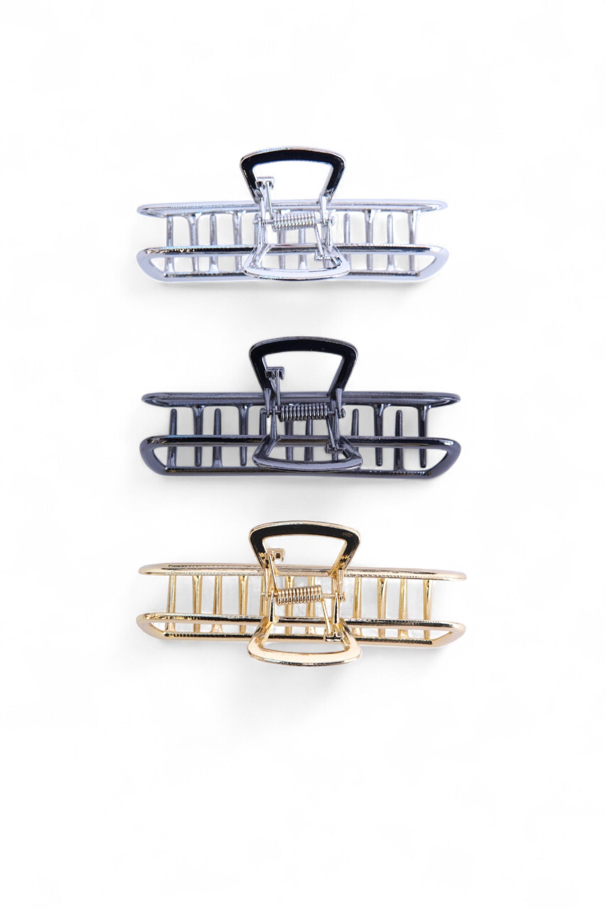 Set de clești de păr în culori metalice mixte, potriviți pentru coafuri rapide și elegante.