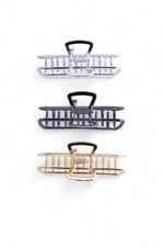 Set de clești de păr în culori metalice mixte, potriviți pentru coafuri rapide și elegante.