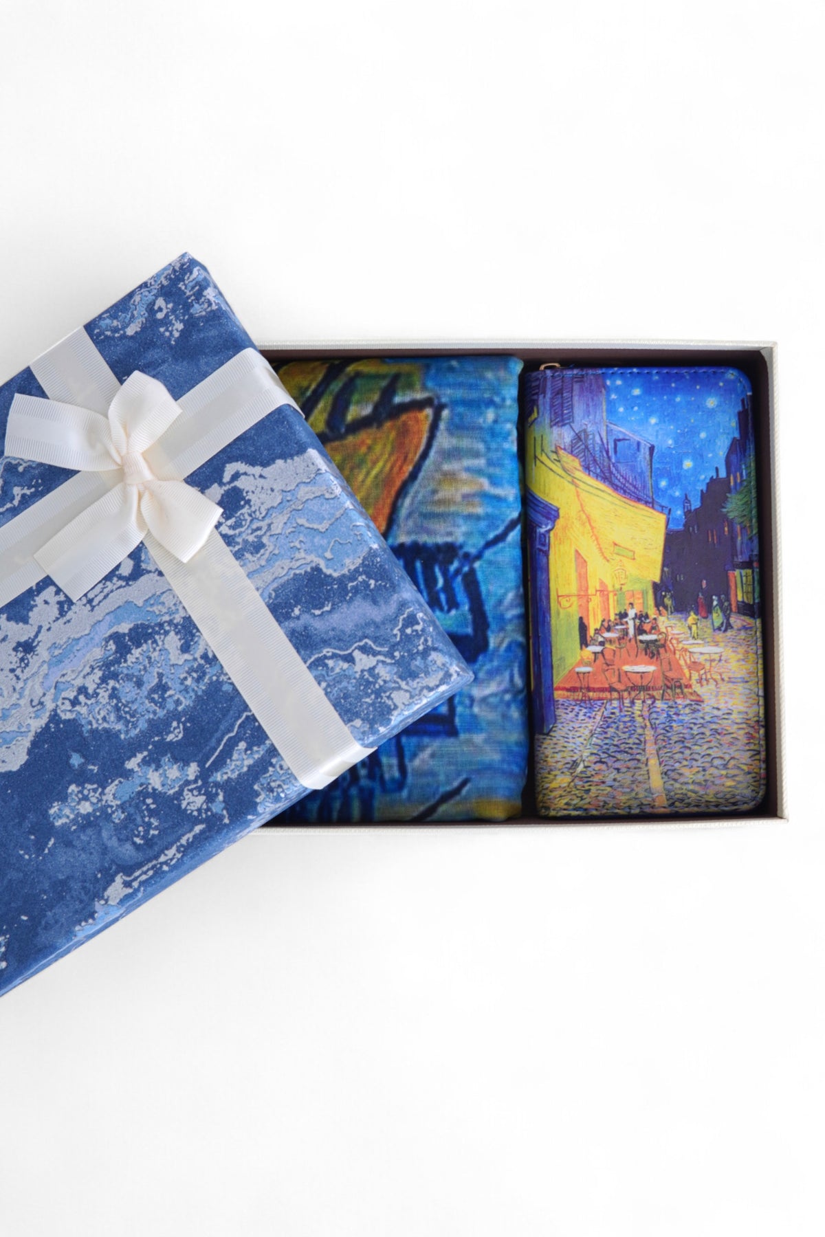 Set cadou cu eșarfă și portofel decorate cu pictura „Cafe Terrace”, prezentate în cutie elegantă cu fundă albă.