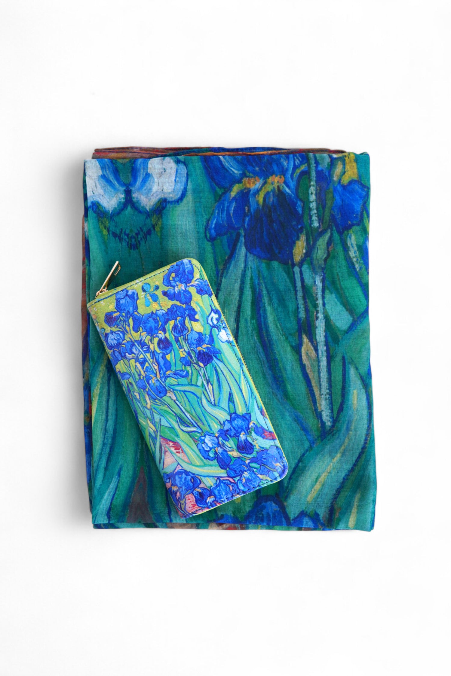 Set eșarfă și portofel cu imprimeu artistic în tonuri de verde și albastru, prezentate împreună pe fundal alb.