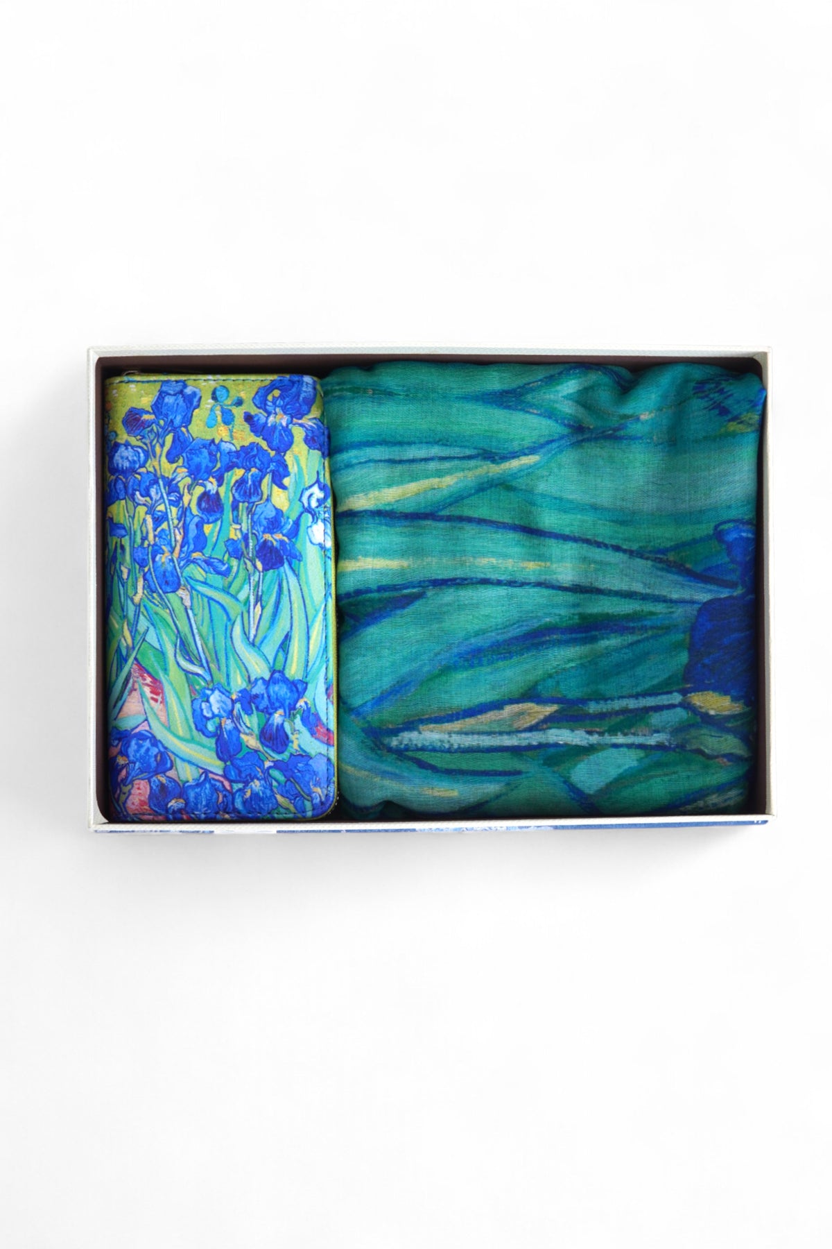 Set eșarfă și portofel în tonuri marine, așezate lateral pentru evidențierea detaliilor.