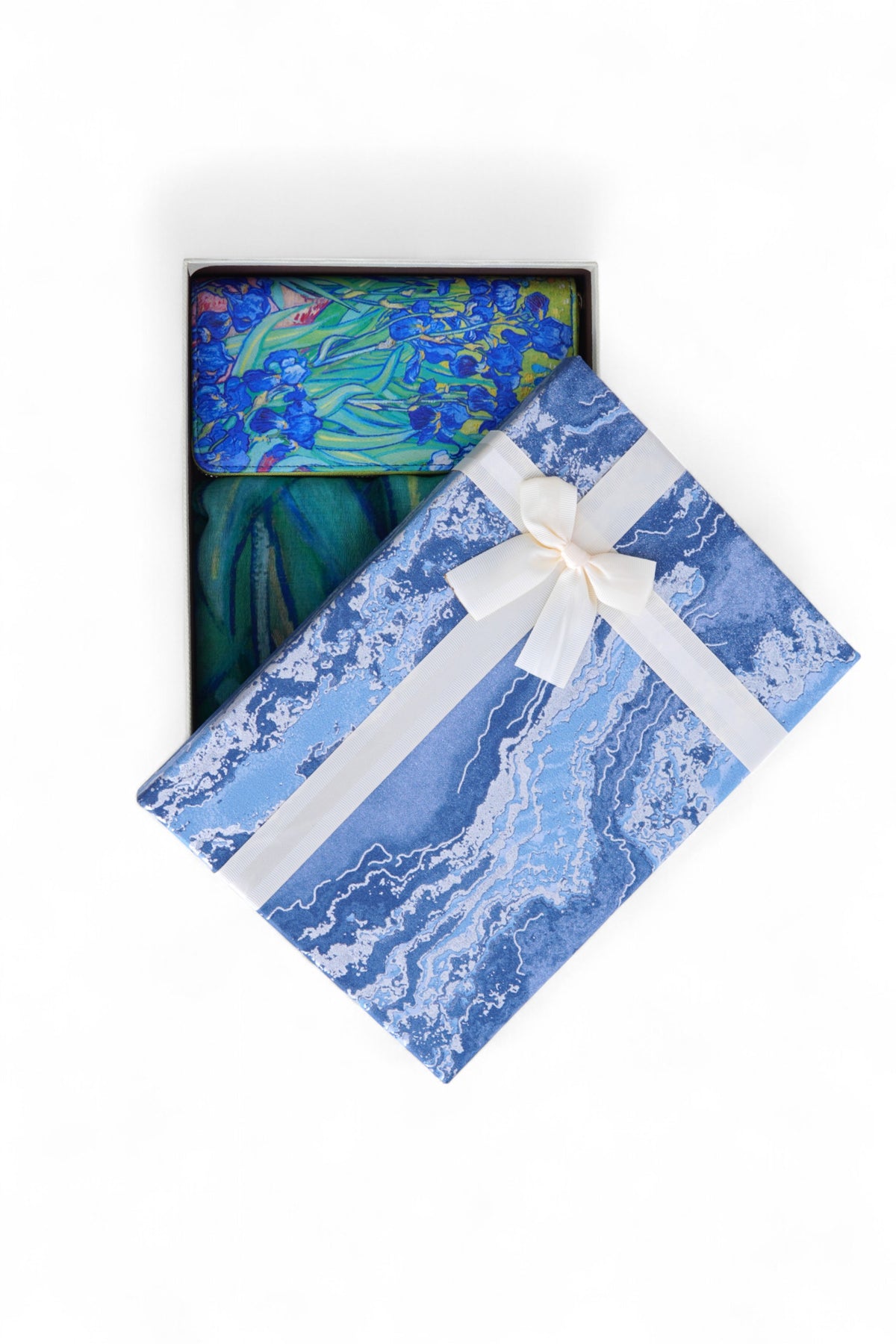 Set cadou cu eșarfă și portofel artistic, ambalate într-o cutie elegantă cu fundă albă.