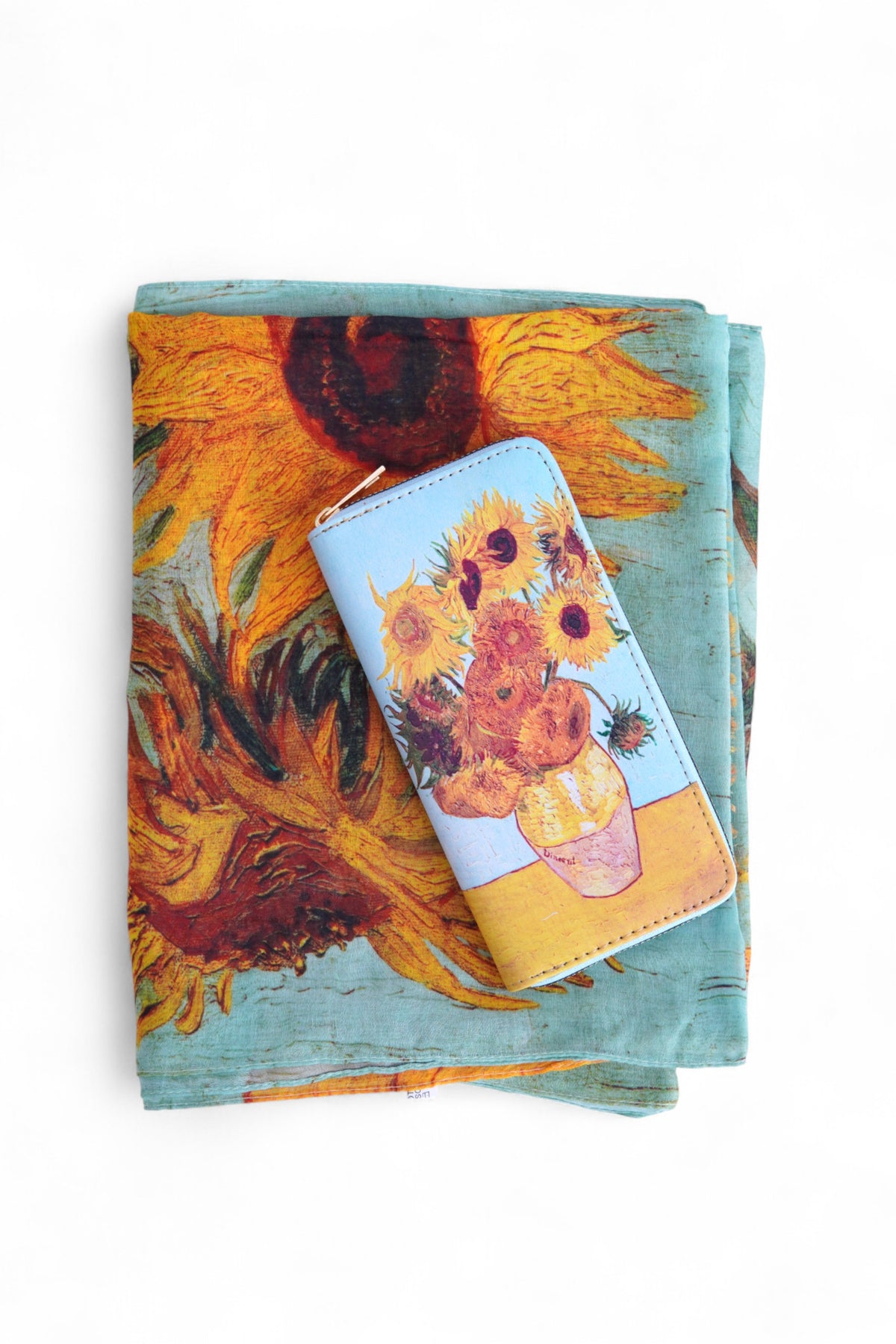 Set eșarfă și portofel cu imprimeu Floarea Soarelui, în nuanțe calde de portocaliu și galben, prezentate împreună pe fundal alb.