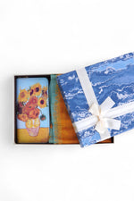 Set cadou eșarfă și portofel cu Floarea Soarelui, ambalat într-o cutie elegantă cu fundă albă.