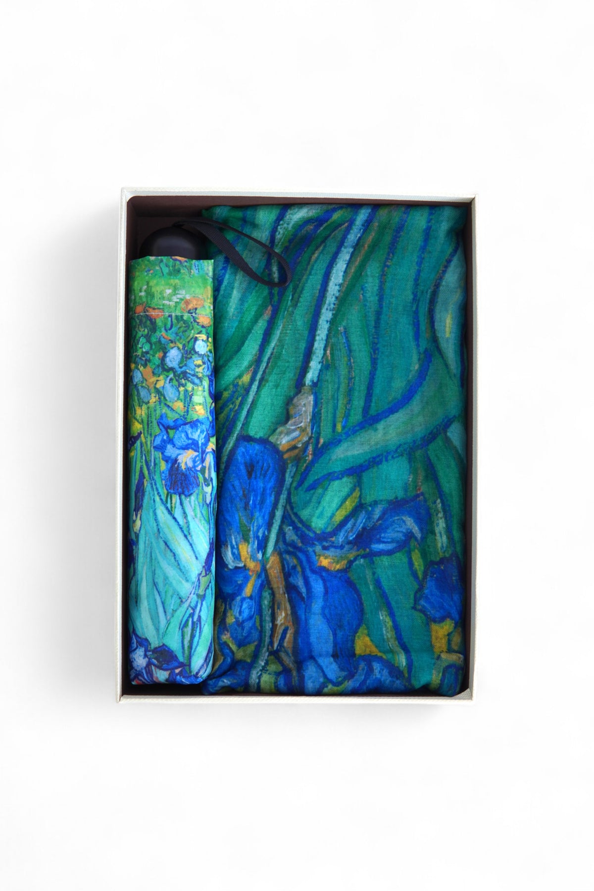 Set cu eșarfă și umbrelă pliată în cutie de cadou, cu imprimeu artistic în nuanțe de albastru și verde.