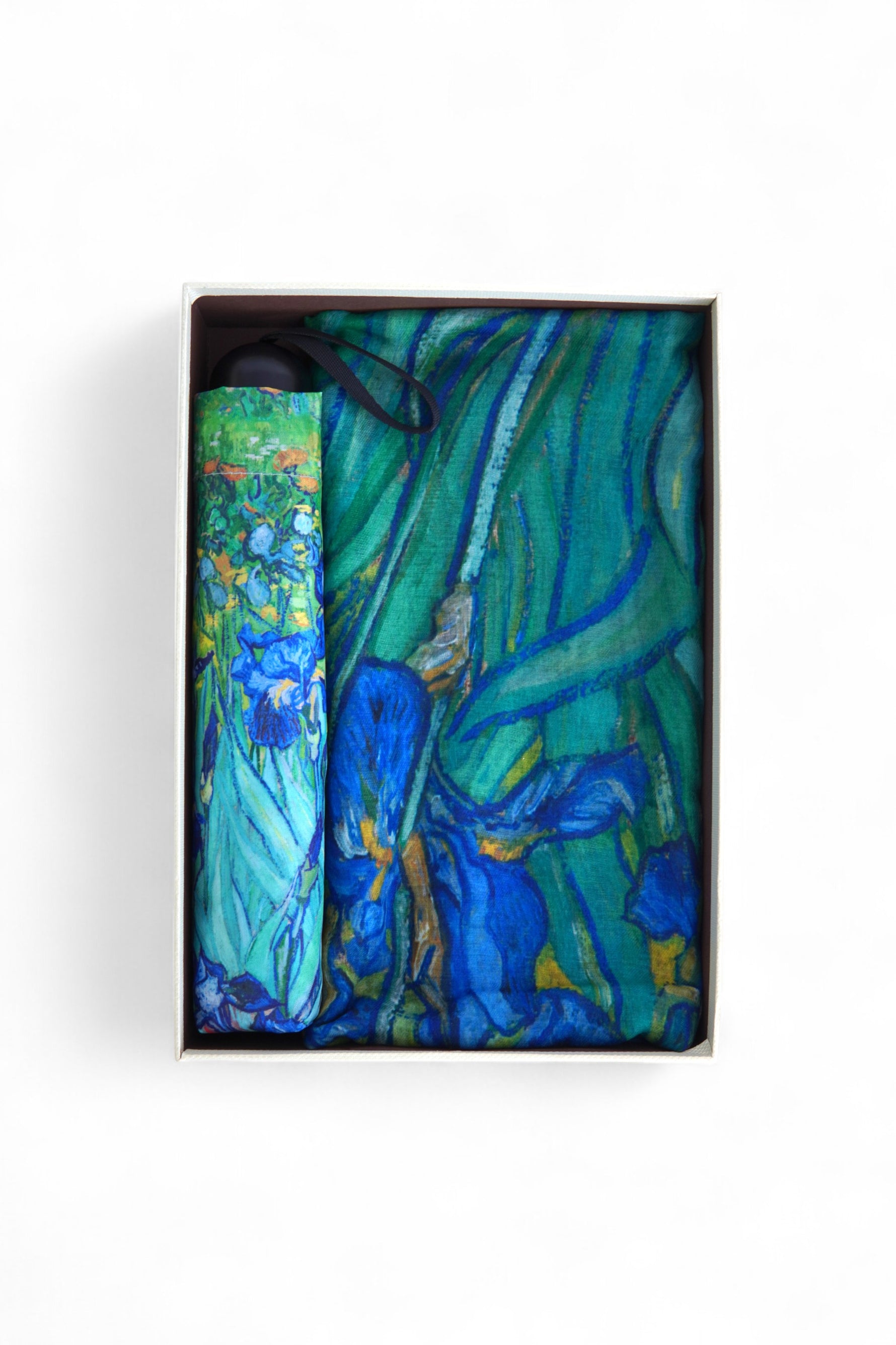 Set cu eșarfă și umbrelă pliată în cutie de cadou, cu imprimeu artistic în nuanțe de albastru și verde.
