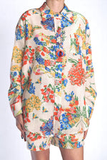 Vedere laterală a setului cu cămașă și pantaloni scurți din vâscoză, imprimeu floral.