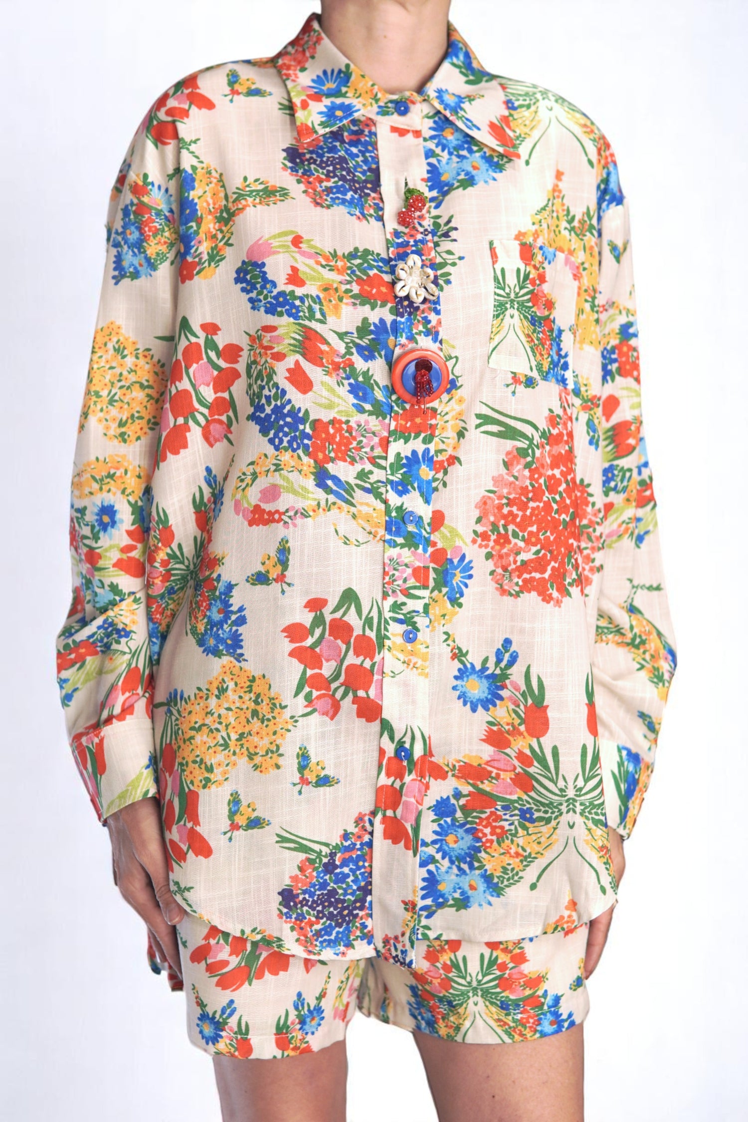Vedere laterală a setului cu cămașă și pantaloni scurți din vâscoză, imprimeu floral.