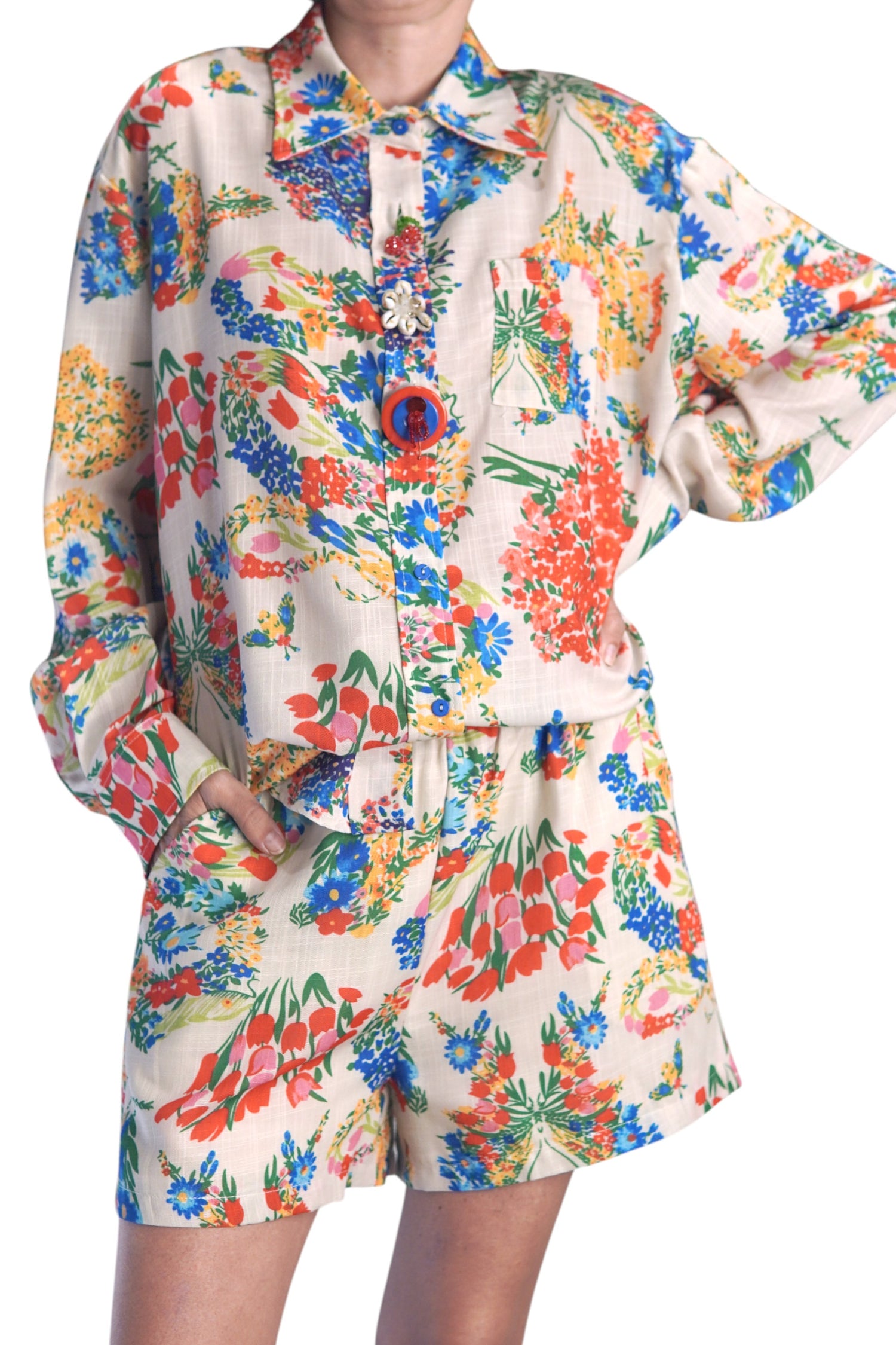 Vedere frontală completă a setului floral, cu croială lejeră și detalii chic.