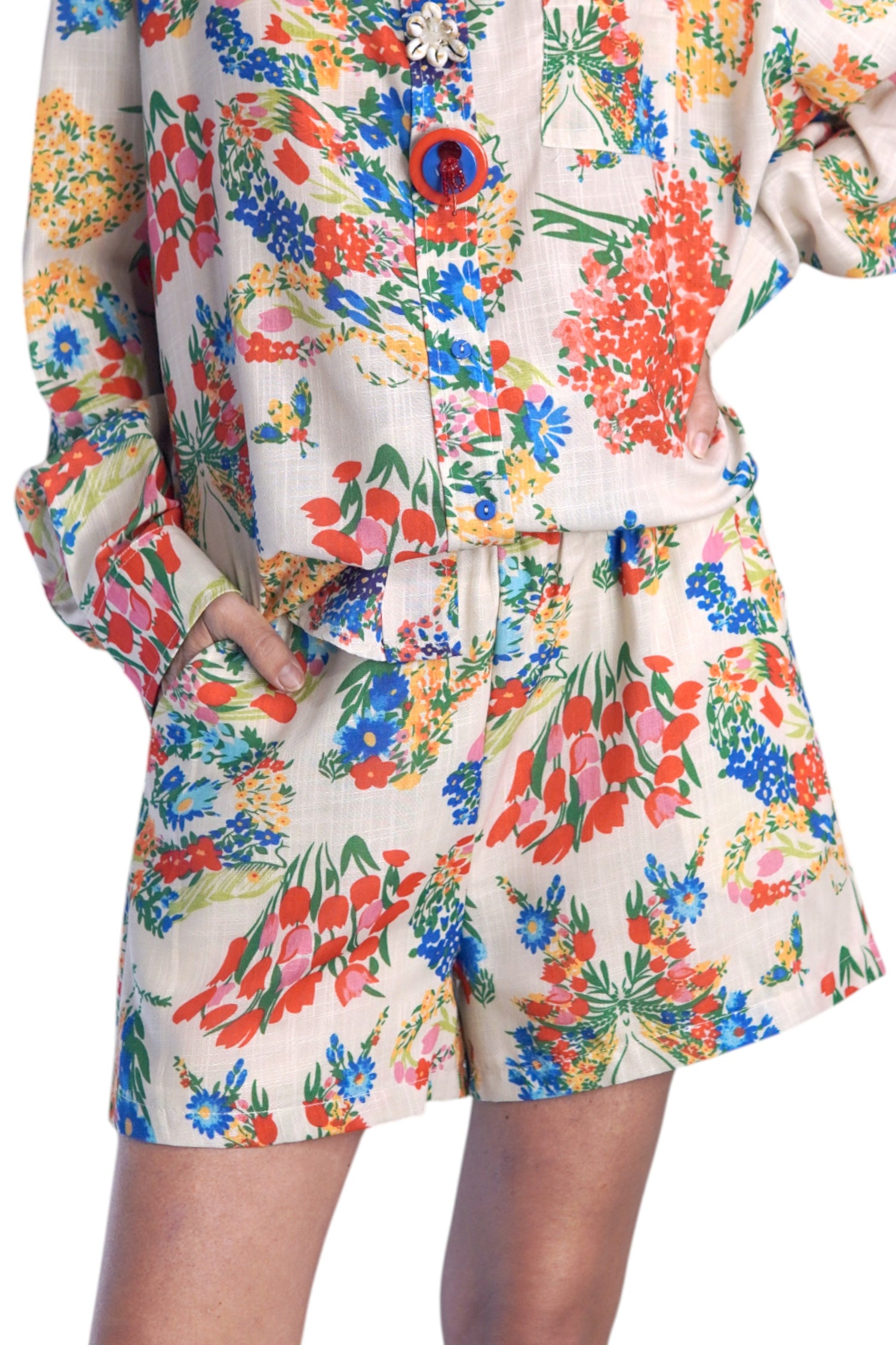 Detaliu al pantalonilor scurți cu elastic în talie și imprimeu floral vesel.