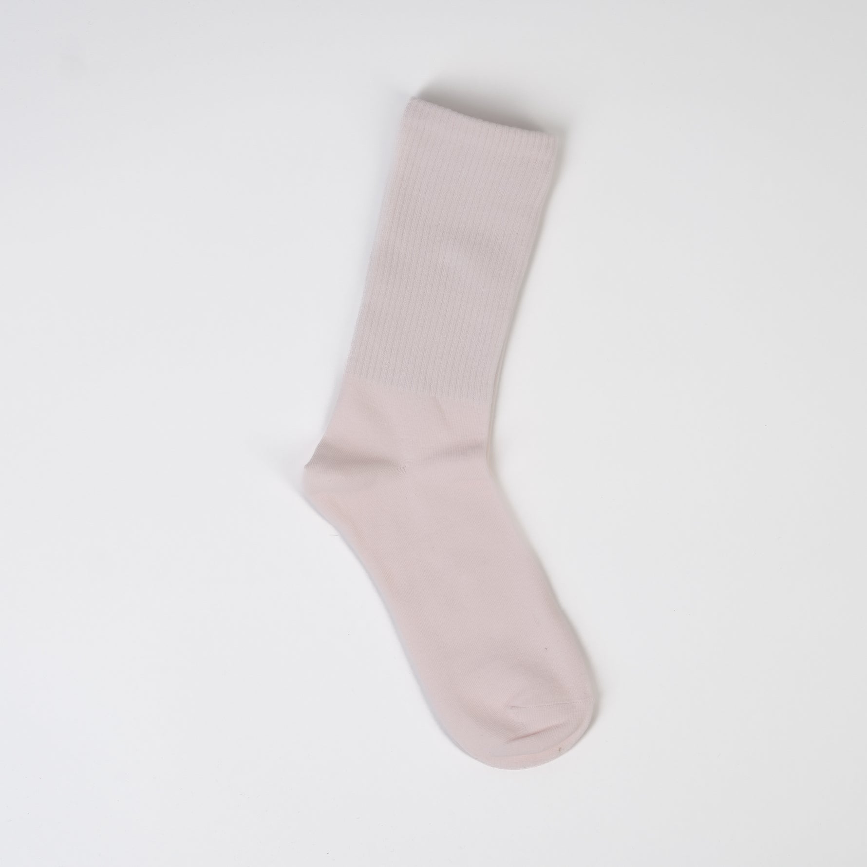 Șosetă lungă tricotată fin, în nuanță nude pal, reiată pe gambă