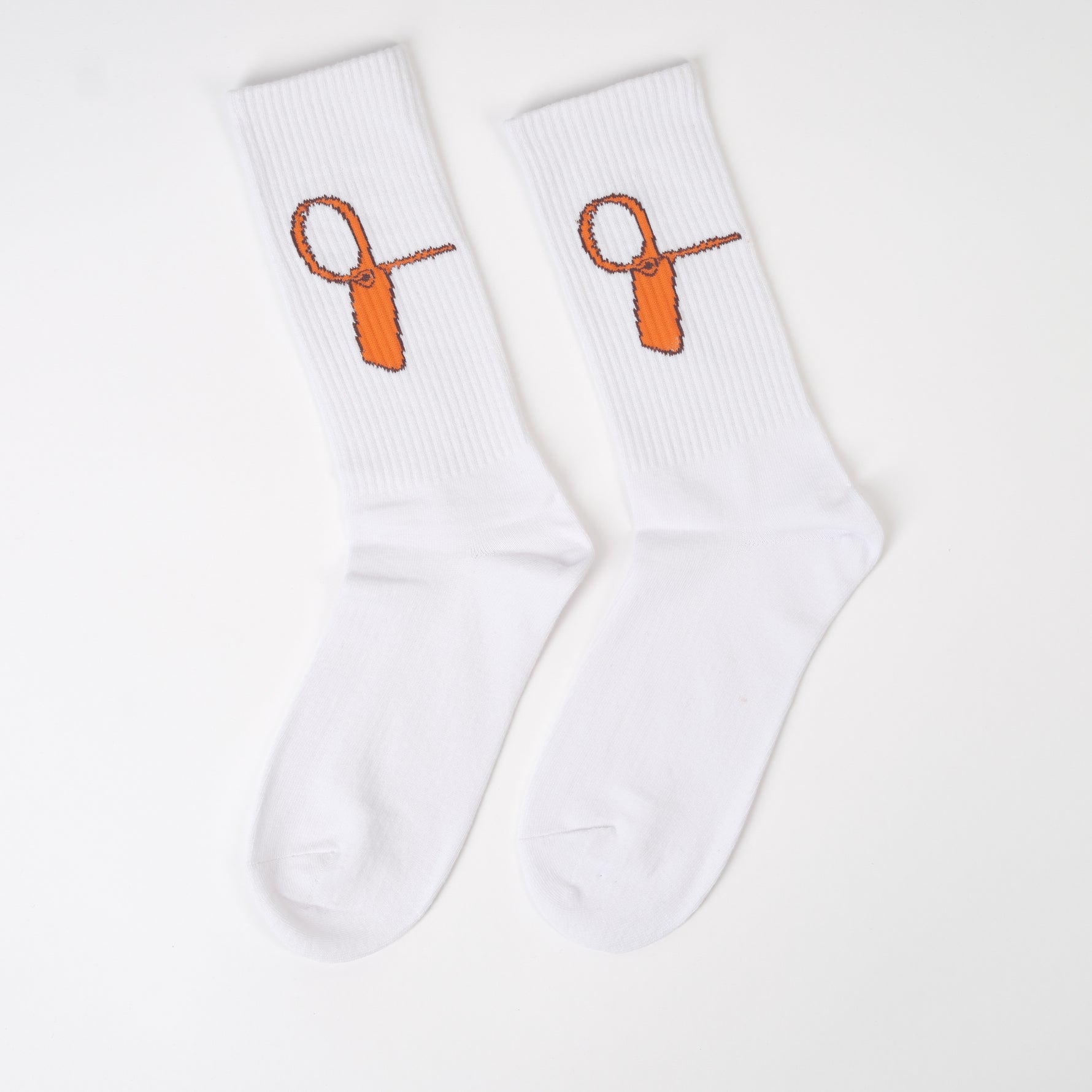 Detaliu pe șosetă albă cu foarfecă portocalie brodată, model inedit CRAZY SOCKS.