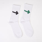  Set de șosete albe CRAZY SOCKS cu model diferit pe fiecare: o săgeată și o foarfecă portocalie.

