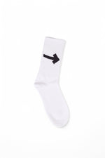  Set de șosete albe CRAZY SOCKS cu model diferit pe fiecare: o săgeată și o foarfecă portocalie.

