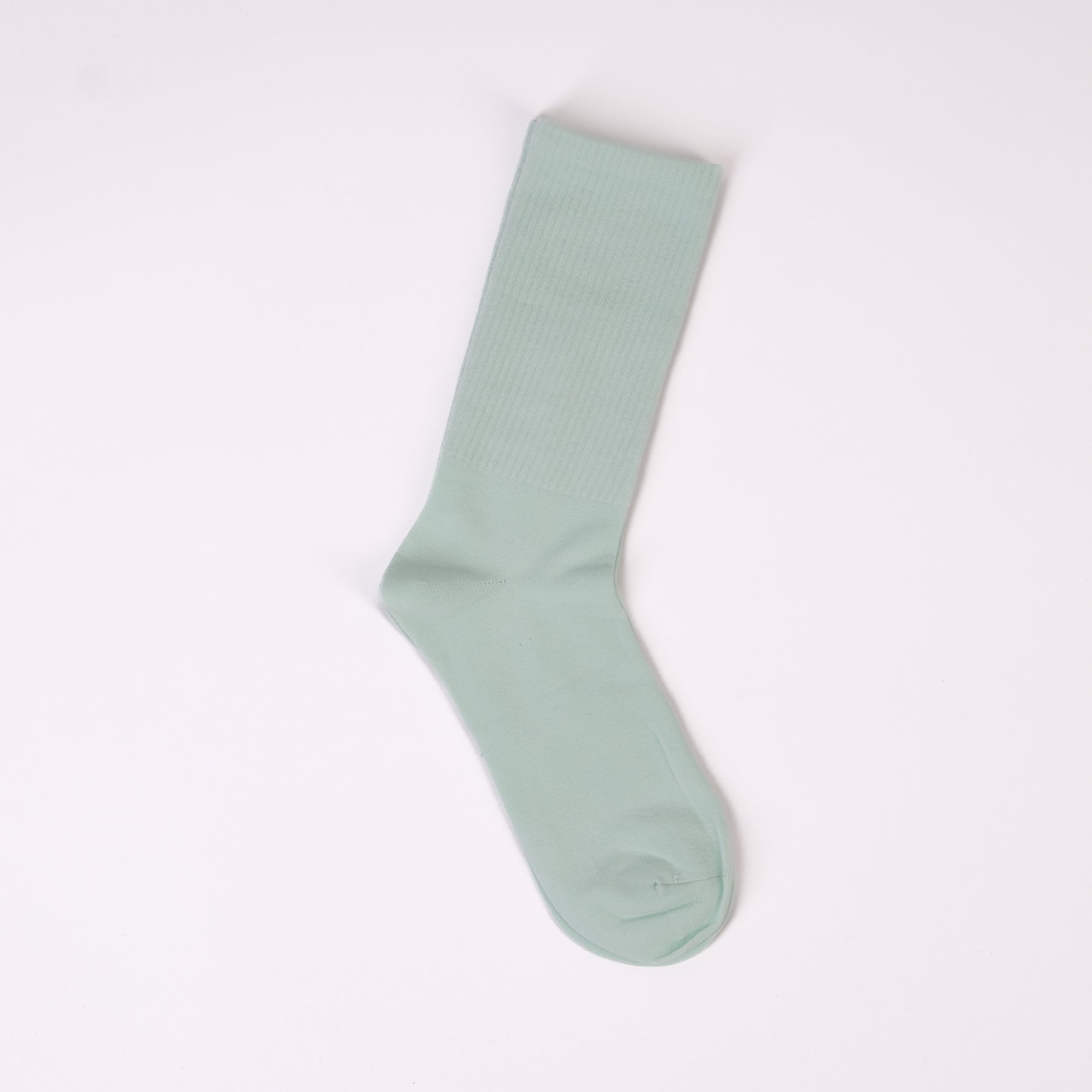 Șosetă verde smarald tricotată fin, cu elastic în partea superioară și textură reiată pe gambă