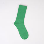  Șosetă verde lime tricotată fin, cu detalii simple și talpă netedă