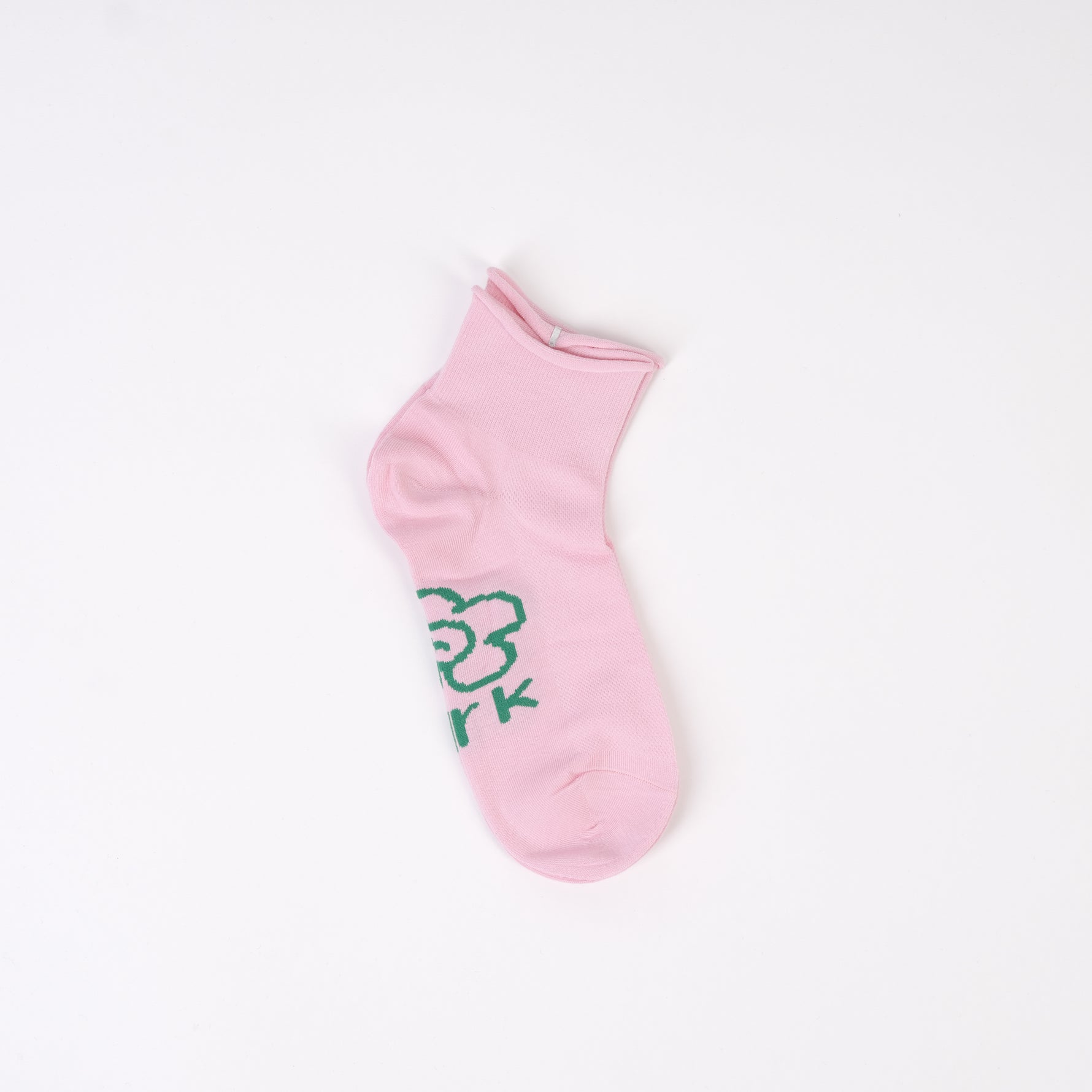 Șosetă roz pastel cu imprimeu floral și text decorativ, ideală pentru ținute casual