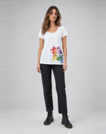 Tricou din bumbac cu imprimeu floral colorat, în nuanța alb, purtat pe model, All Above Boutique