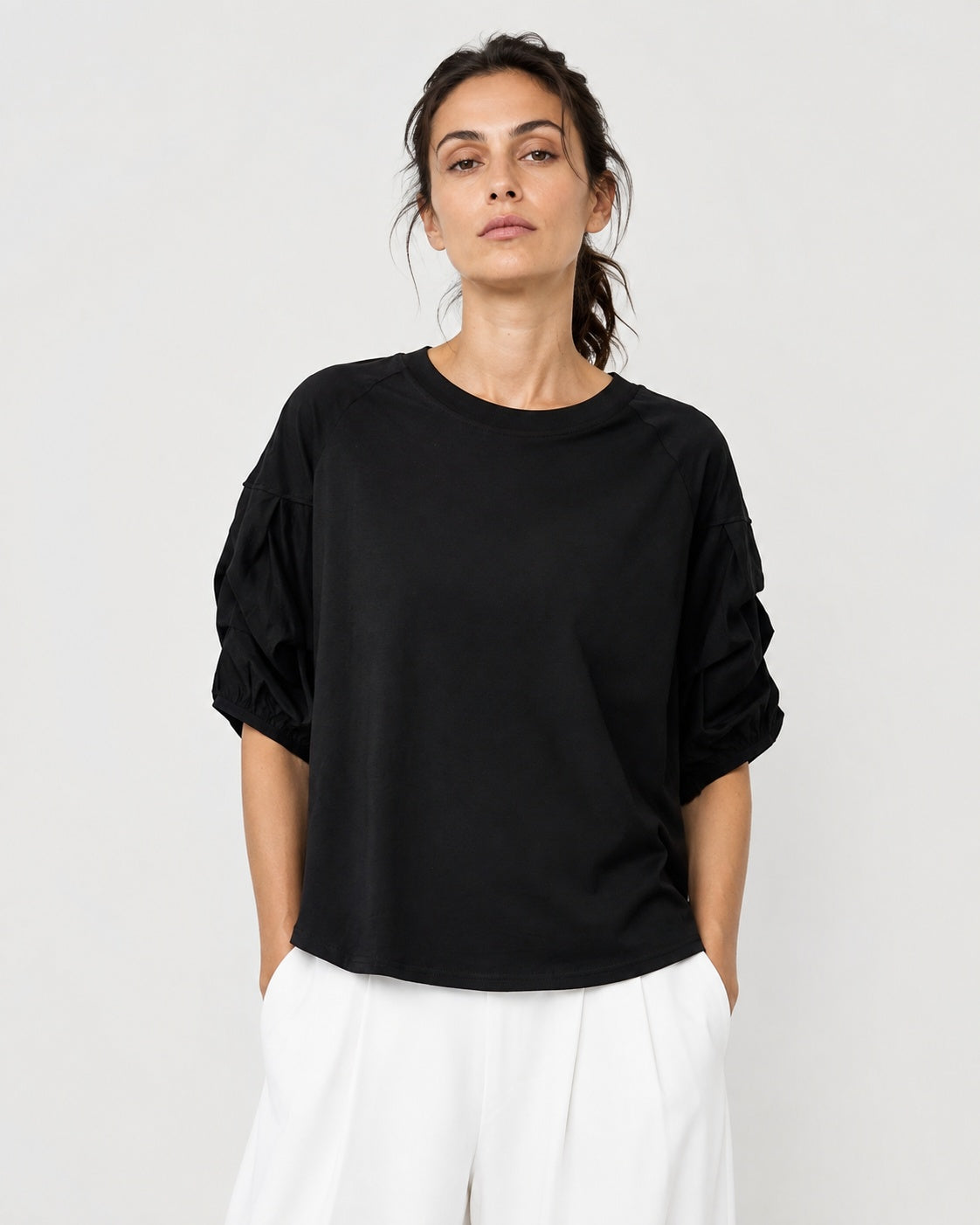 Tricou lejer din jerse cu inserții mătăsoase, în nuanța negru, vedere frontală.