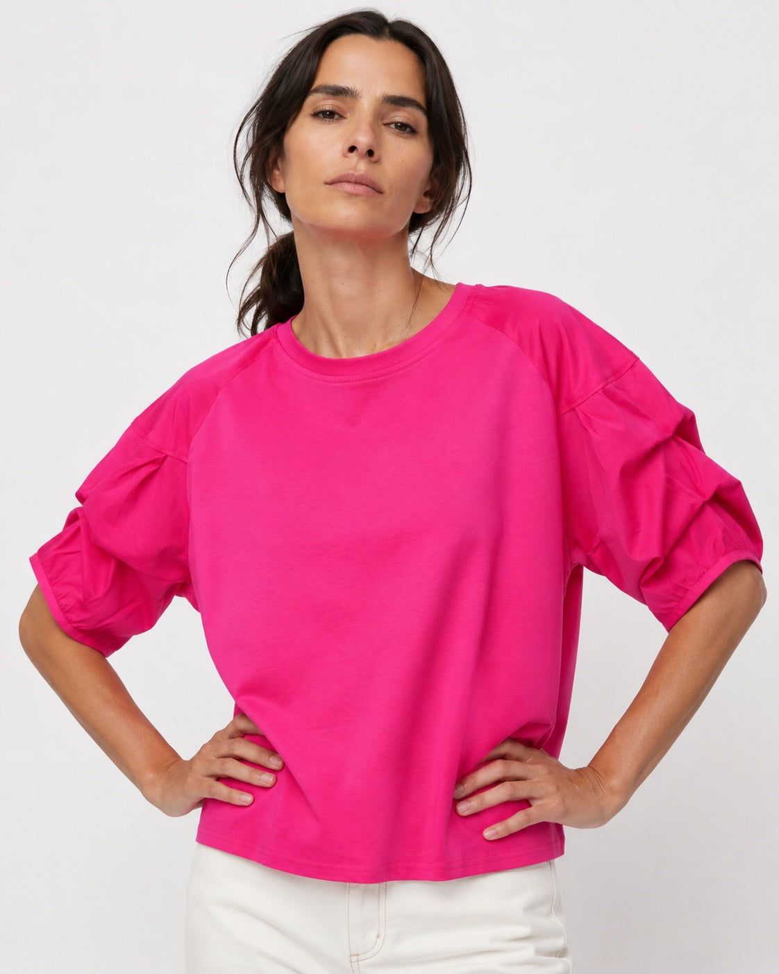 Tricou lejer din jerse cu inserții mătăsoase, în nuanța roz, vedere frontală.