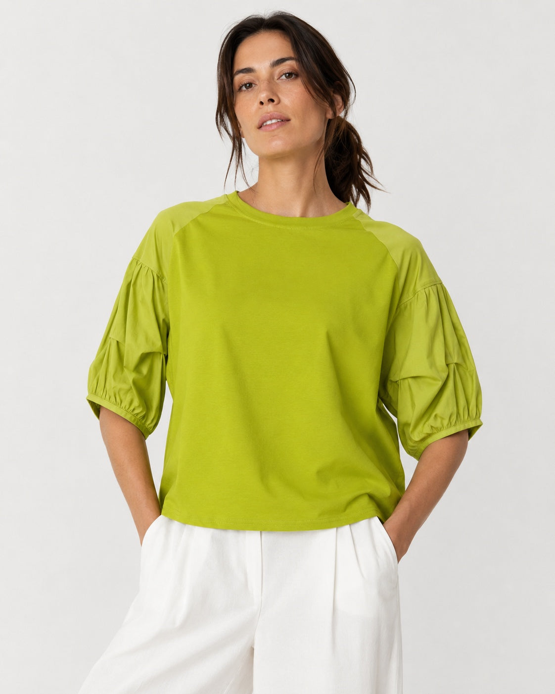 Tricou lejer din jerse cu inserții mătăsoase, în nuanța verde fistic, vedere frontală.
