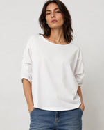 Tricou alb lejer din jerse cu inserții mătăsoase, vedere frontală. All Above Boutique.
