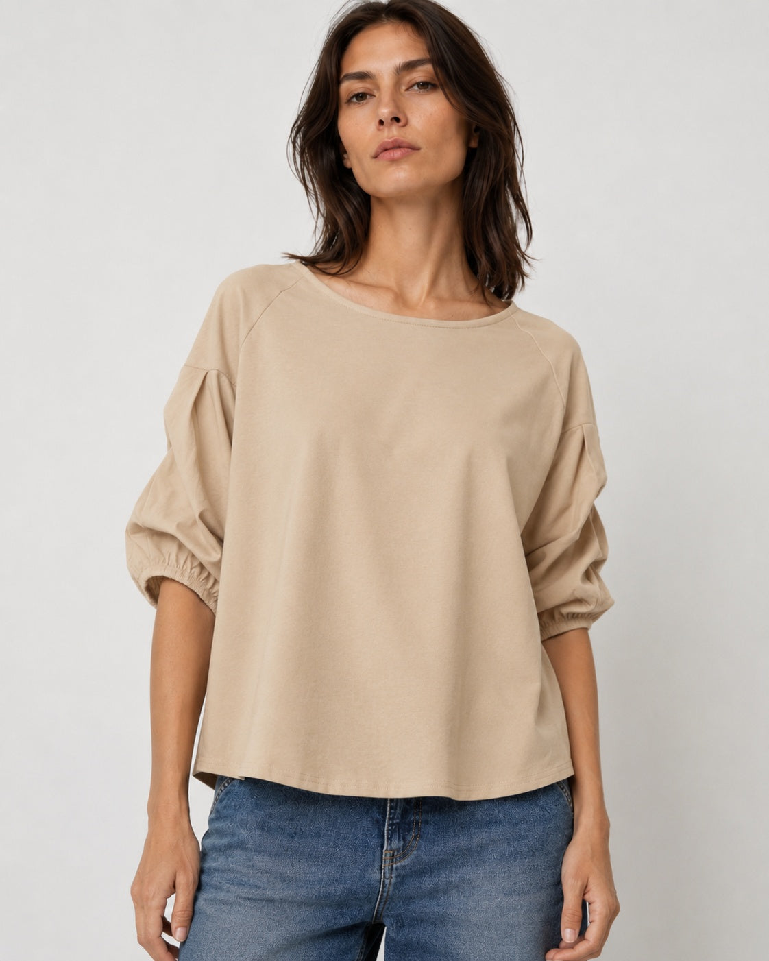 Tricou bej lejer din jerse cu inserții mătăsoase, vedere frontală. All Above Boutique.