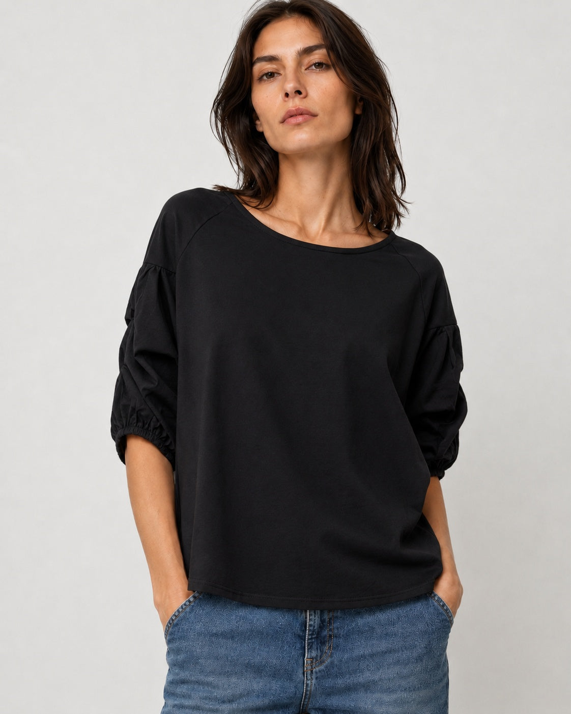 Tricou negru lejer din jerse cu inserții mătăsoase, vedere frontală. All Above Boutique.