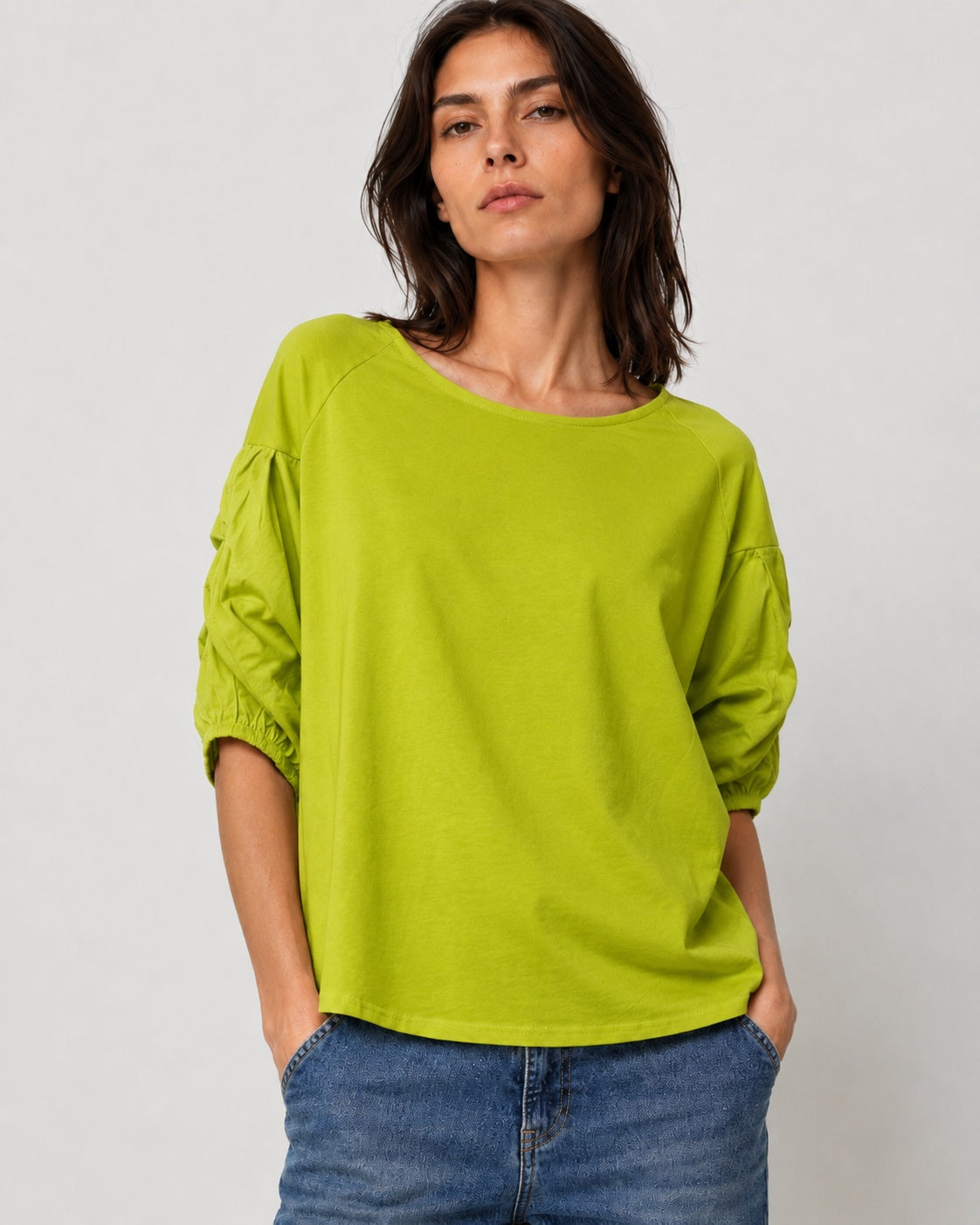 Tricou verde lejer din jerse cu inserții mătăsoase, vedere frontală. All Above Boutique.