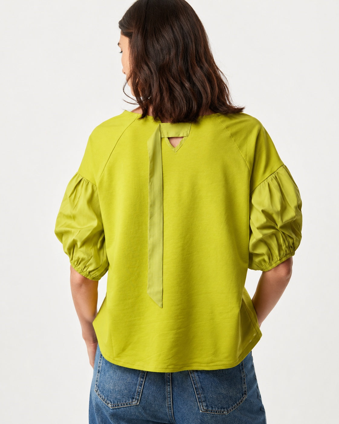 Tricou verde lejer din jerse, vedere din spate cu detaliu inserții mătăsoase. All Above Boutique.