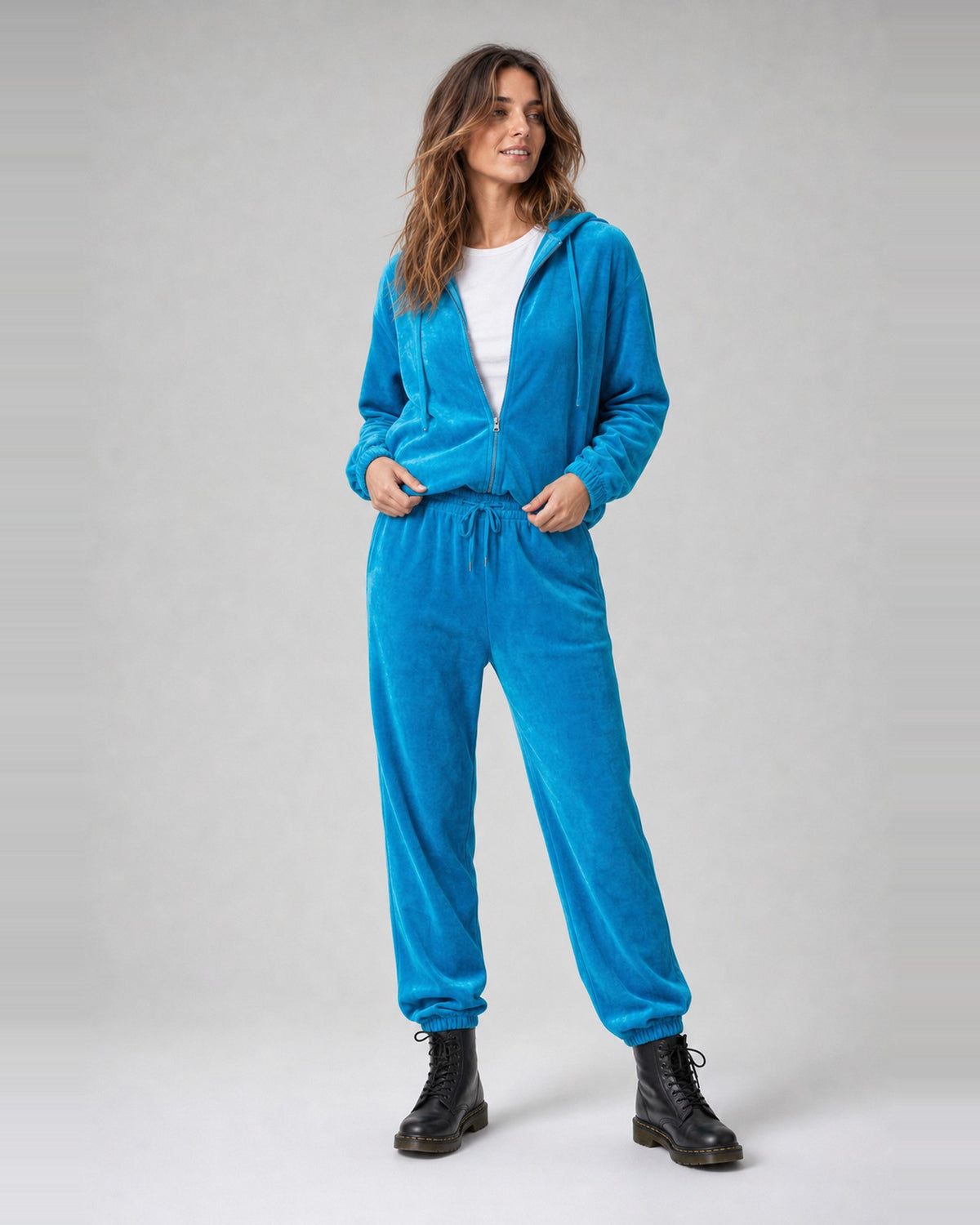 Trening damă din catifea de bumbac cu glugă, în nuanța cyan, purtat pe model, All Above Boutique
