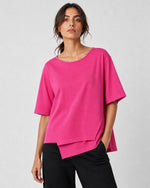 Tricou din bumbac fucsia cu colțuri suprapuse asimetrice și cusătură diagonală, purtat cu pantaloni negri - All Above Boutique
