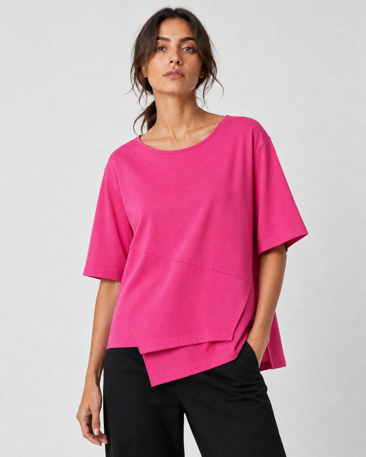 Tricou din bumbac fucsia cu colțuri suprapuse asimetrice și cusătură diagonală, purtat cu pantaloni negri - All Above Boutique
