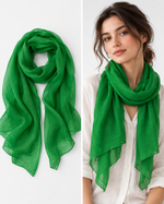 Eșarfă transparentă verde, ușoară și fluidă, purtată la gât - All Above Boutique