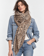 Eșarfă din cașmir cu imprimeu animal print cheetah, bej, purtată la gât peste geacă din denim - All Above Boutique