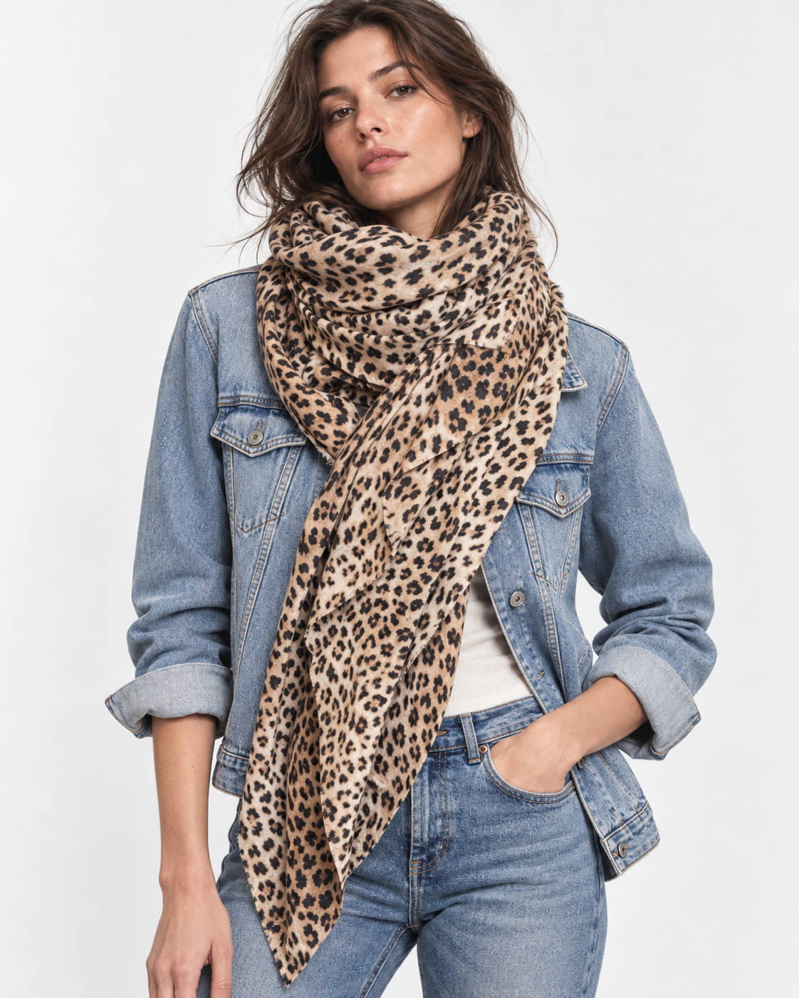 Eșarfă din cașmir cu imprimeu animal print cheetah, bej, purtată la gât peste geacă din denim - All Above Boutique