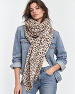 Eșarfă din cașmir cu imprimeu animal print cheetah, crem, purtată la gât peste geacă din denim - All Above Boutique