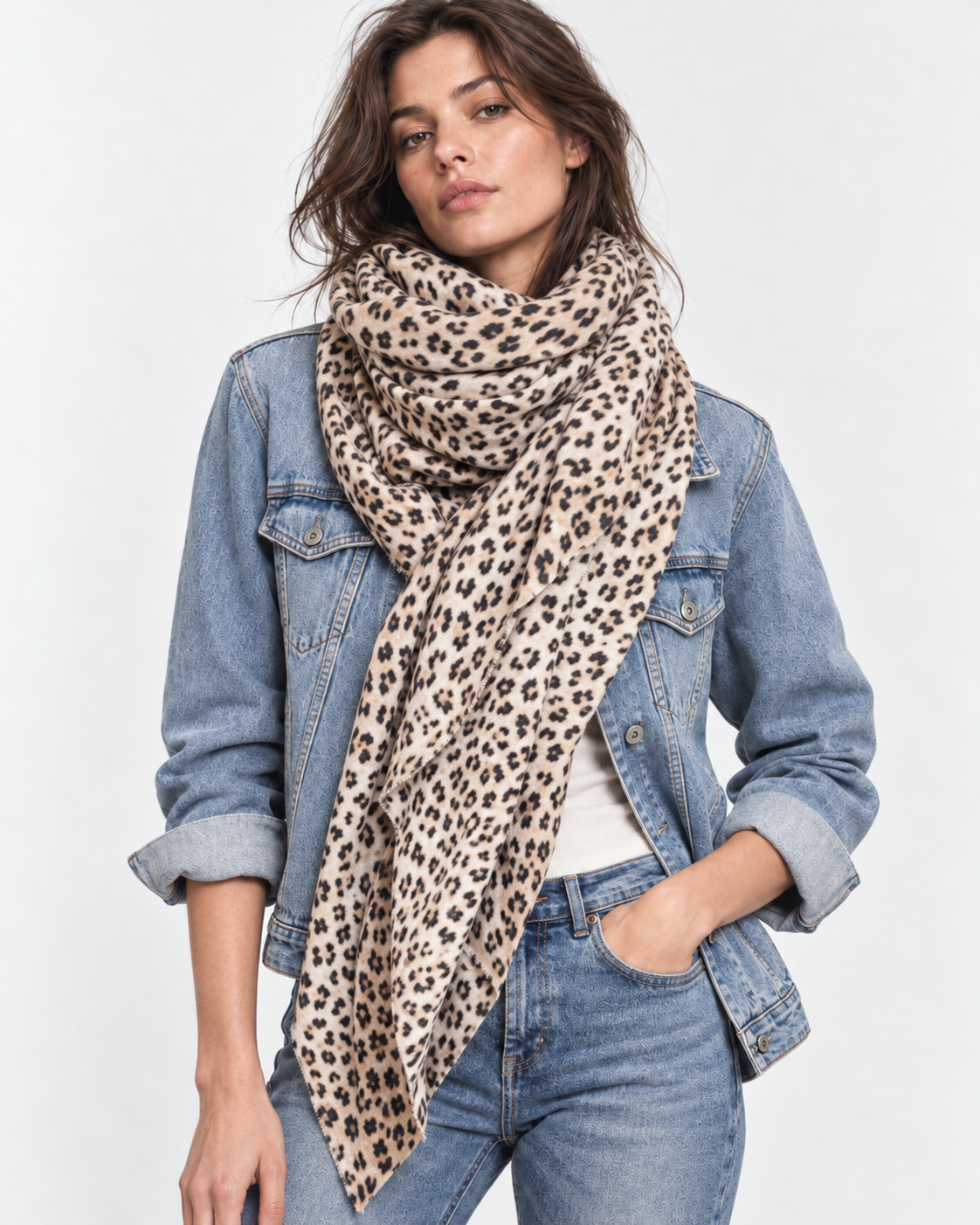 Eșarfă din cașmir cu imprimeu animal print cheetah, crem, purtată la gât peste geacă din denim - All Above Boutique