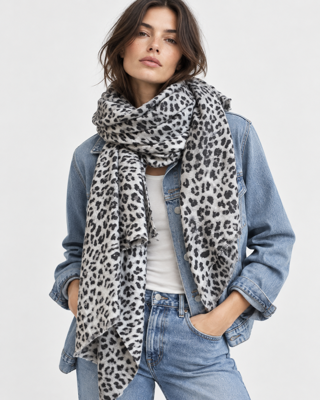 Eșarfă din cașmir cu imprimeu animal print cheetah, gri, purtată la gât peste geacă din denim - All Above Boutique