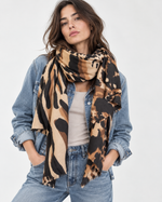 Eșarfă din cașmir cu imprimeu animal print leopard, bej, purtată la gât peste geacă din denim - All Above Boutique