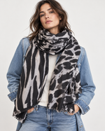 Eșarfă din cașmir cu imprimeu animal print leopard, gri, purtată la gât peste geacă din denim - All Above Boutique