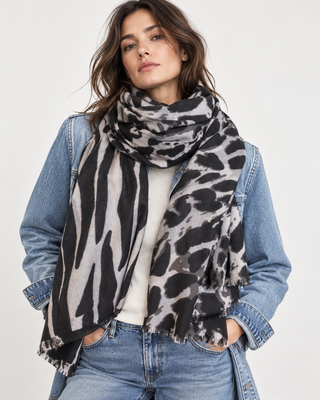 Eșarfă din cașmir cu imprimeu animal print leopard, gri, purtată la gât peste geacă din denim - All Above Boutique
