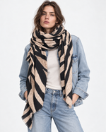 Eșarfă din cașmir cu imprimeu animal print zebra, bej, purtată la gât peste geacă din denim - All Above Boutique