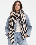 Eșarfă din cașmir cu imprimeu animal print zebra, crem, purtată la gât peste geacă din denim - All Above Boutique
