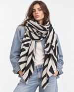 Eșarfă din cașmir cu imprimeu animal print zebra, gri, purtată la gât peste geacă din denim - All Above Boutique
